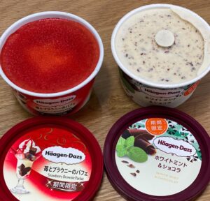 ハーゲンダッツの苺とブラウニーのパフェ、ホワイトミント&ショコラ